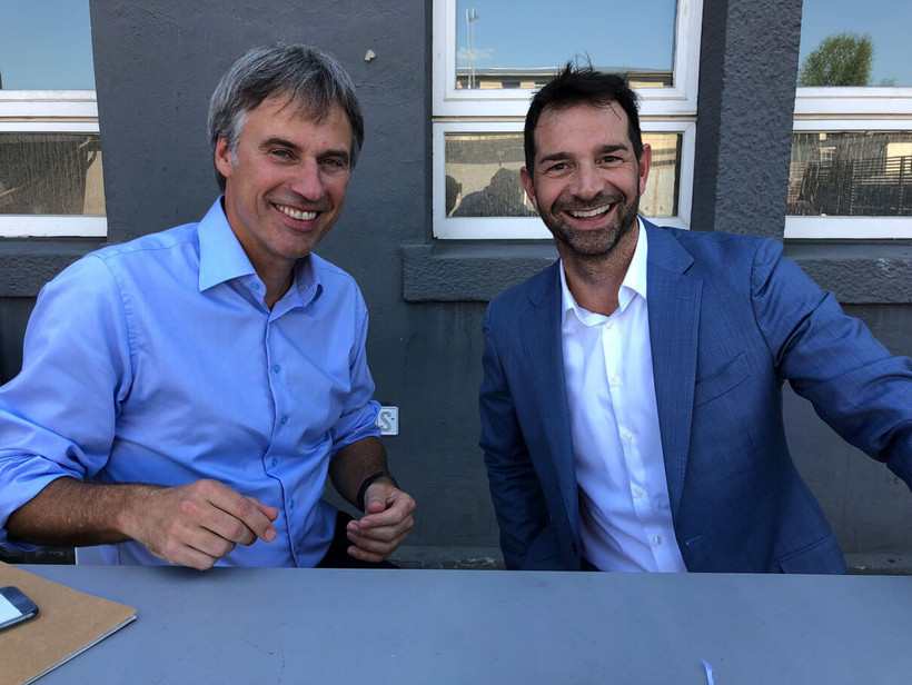 Wer nicht exponentiell denkt, droht unterzugehen - ein Interview mit Achim Berg, Vorstand BITKOM Auf dem Bild sieht man den Interviewpartner Achim Berg und Sven Zuschlag, CEO smapone, beide lächeln in die Kamera