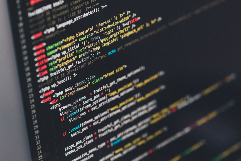 Schwarzer Bildschirm mit den Code-Zeilen darauf Auf dem Bild sieht man einen Bildschirm, der sich im Codierungsmodus befindet. Der Hintergrund ist schwarz und die Code-Zeilen sind bunt.