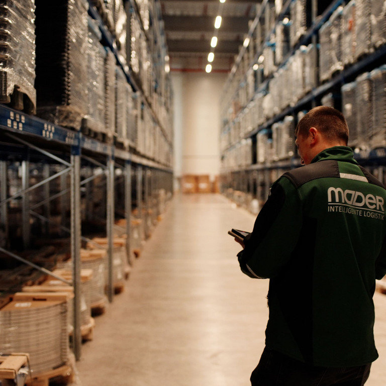 Digitale Protokolle statt Papierstapel: So spart Mader Logistik Zeit und Kosten