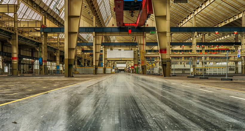 Das Bild zeigt eine Industriehalle aus der Boden-Perspektive.
