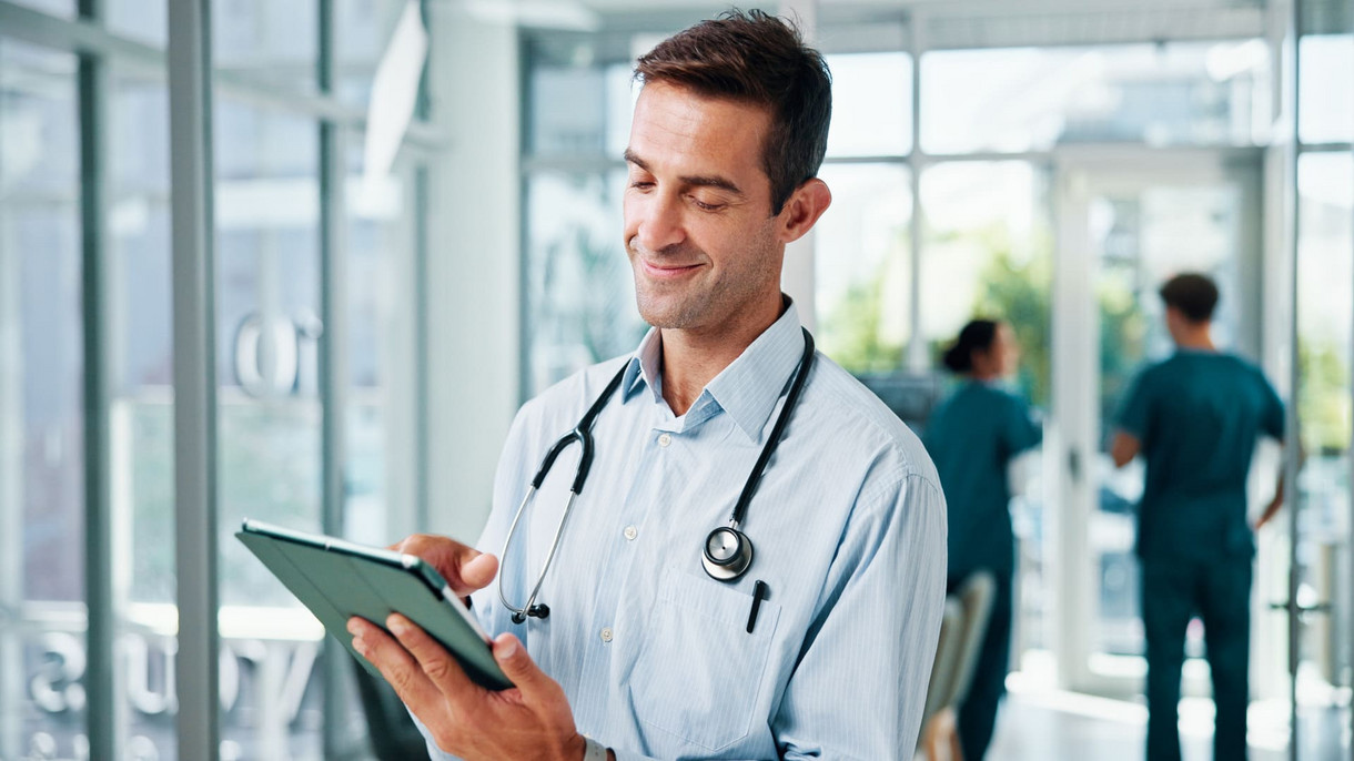 Arzt mit Tablet, Krankenhaus digital Arzt mit Tablet, Krankenhaus digital