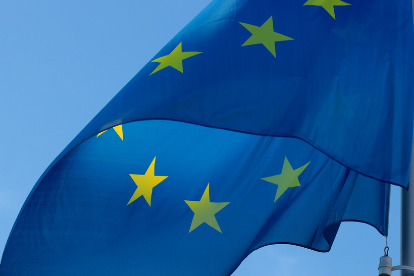 Die EU-Flagge Auf dem Foto ist die EU-Flagge vor dem blauen Himmel zu sehen.