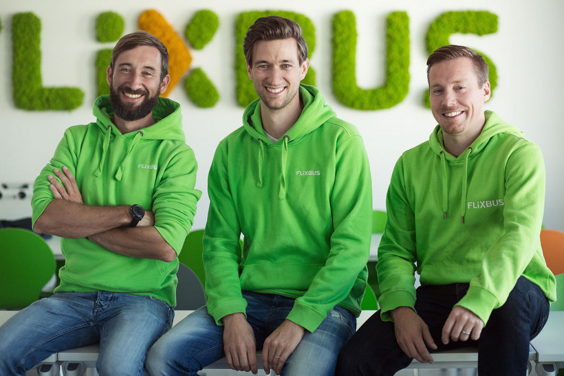 Die drei FlixBus Gründer sind auf dem Bild zu erkennen
