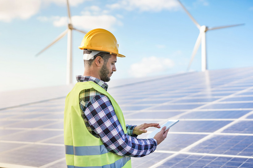 Solar-Monteur dokumentiert mit Tablet Solar-Monteur mit Tablet