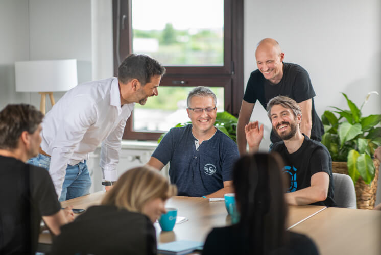 Unser Team beim regen Austausch auf Augenhöhe Unser Team beim regen Austausch auf Augenhöhe